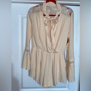 NWT woman’s romper sz M, cream color. No rips or holes. Comes from a clean home.